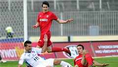 Zbrojovka Brno - Baník Ostrava. Zleva útoník Baníku Milan Baro, záloník Zbrojovky Martin Sus a obránce Petr Buchta