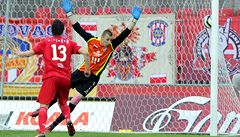 Zbrojovka Brno - Baník Ostrava. Branká� Baníku Michal Bárta pou�tí gól. Vlevo je zálo�ník Zbrojovky Martin Sus