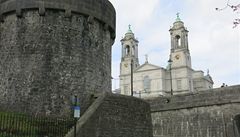 Obe�el jsem ho tedy a oce�oval jeho masivní zdi a o�klivost.