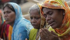 V bangladsk textilce zahnli ducha. Pr 'toil' na eny 