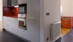 Kuchyn� uprost�ed hlavního obytného prostoru. 