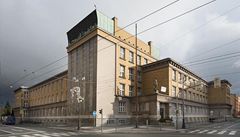 Budova státní reálky, dnes st�ední elektrotechnické pr�myslovky, na svou opravu zatím �eká. 
