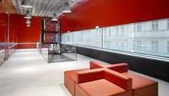 Foyer s dvacet metr� dlouh�m horizont�ln�m oknem bez p�eru�en� podporou.