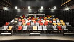 Srdce stavby tvo�� variabiln� s�l v �ern� barv� s barevn�mi seda�kami. 