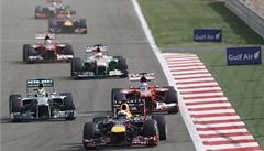 Velká cena Bahrajnu. První je Sebastian Vettel z Red Bullu.