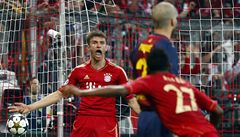 Bayern Mnichov. Muller (vlevo) slaví gól do sít� Barcelony