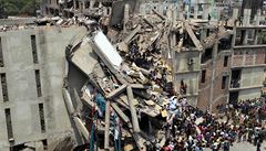 V Bangladi se ztila osmipatrov budova. Zemely destky lid