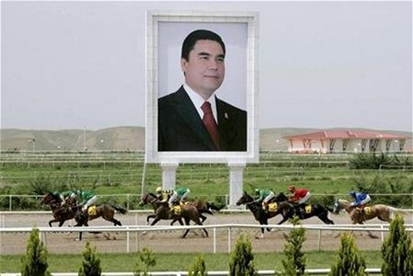 Vládce Turkmen osedlal kon a vyhrál v závod 11 milion dolar 