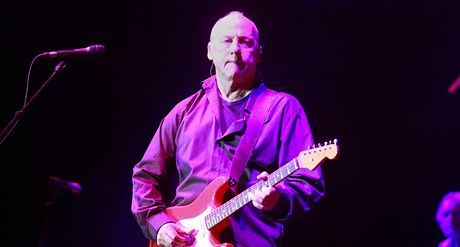 Bhem své hudební kariéry Knopfler prodal více ne 120 milion alb, a to jak sólov, tak s kapelou Dire Straits, její poslední koncert se uskutenil ped dvaceti lety. 