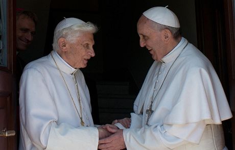 Bývalý pape Benedikt se tento týden setkal ve Vatikánu se svým nástupcem Frantikem.