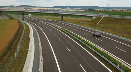 Sedmikilometrový úsek dálnice D1 do íkovic na Perovsku vytvoil Moravskou kiovatku - uel rychlostních silnic R49 a R55 a dálnice D1.
