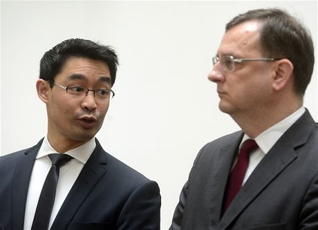 Premiér Petr Neas (vpravo) a nmecký ministr hospodáství Philipp Rösler vystoupili 7. kvtna na tiskové konferenci v Praze. 