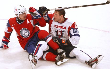Norský hokejista Anders Bastiansen (vlevo) a Slovinec Jan Urbas