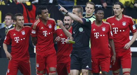 Fotbalisté Bayernu Mnichov zasypali hlavního rozhodího Petera Gagelmanna