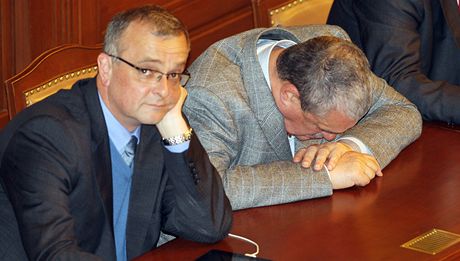 Momentka z dní v Poslanecké snmovn bhem projevu Miloe Zemana. Vlevo ministr financí Miroslav Kalousek, vpravo ministr zahranií Karel Schwarzenberg (oba TOP 09).