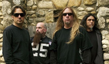Ve vku 49 let zemel kytarista a spoluzakladatel americké metalové kapely Slayer Jeff Hanneman (druhý zprava).