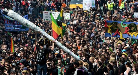 Kolem ty tisícovek zastánc legalizace marihuany prolo podle policejních odhad centrem Prahy.