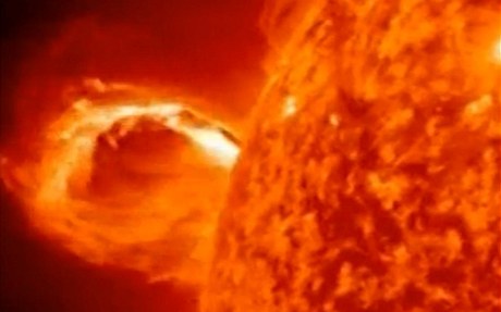 Video zachytilo zblízka velkou sluneční erupci.