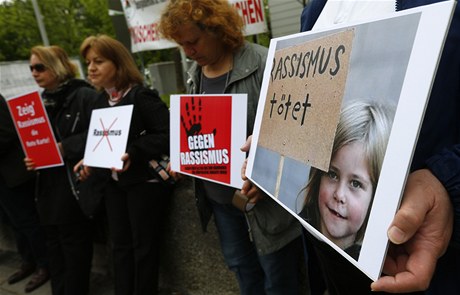 Protirasistická demonstrace před zemským soudem v Mnichově. 