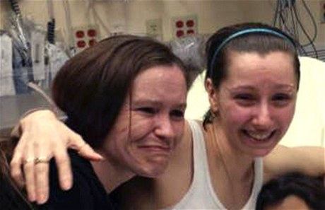 Amanda Berryová (vpravo) v nemocnici objímá svoji sestru Beth. 