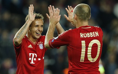 Radost fotbalist Bayernu Mnichov Arjena Robbena (vpravo) a Rafinhy