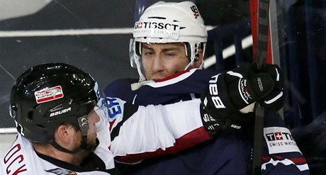 Hokejista USA Danny Kristo (vpravo) a Thomas Pöck z Rakouska