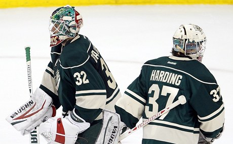 Branká hokejist Minnesoty Wild Josh Harding (vpravo) a Niklas Bäckström