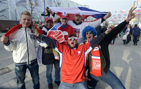 Čeští hokejoví fanoušci před halou Globen