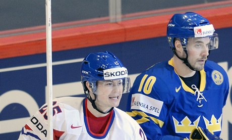 eský hokejista Jií Hudler (vlevo) a véd  Johan Fransson