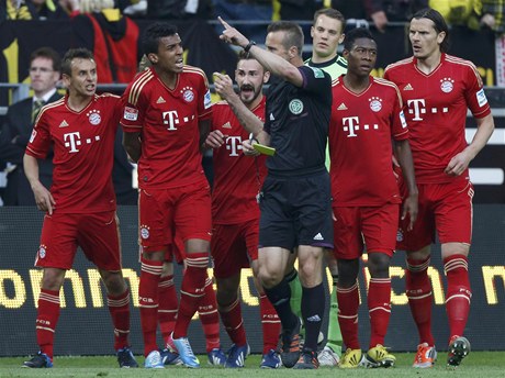Fotbalisté Bayernu Mnichov zasypali hlavního rozhodího Petera Gagelmanna