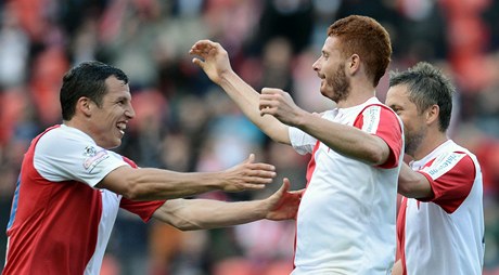 Slavia Praha - Jablonec. Marcel Gecov (uprosted) se raduje z prvního gólu Slavie. Vlevo je Martin Dostál, vpravo David Hubáek