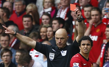 Rozhodčí Howard Webb uděluje červenou kartu fotbalistovi Manchesteru United Rafaelu da Silvovi