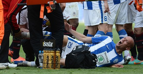 Sparta Praha - Mladá Boleslav. Zranný obránce Boleslavi Radek Dosoudil