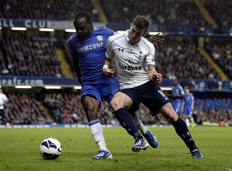 Fotbalista Chelsea Victor Moses (vlevo) a Gareth Bale z Tottenhamu