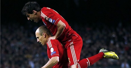Robben a Martinez slaví postu pes Barcelonu.