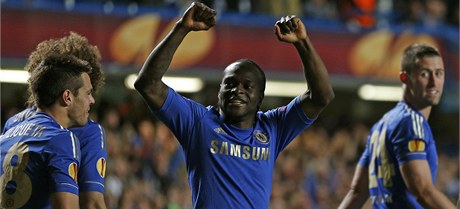 Moses (uprosted) z Chelsea slaví gól do sít Basileje.