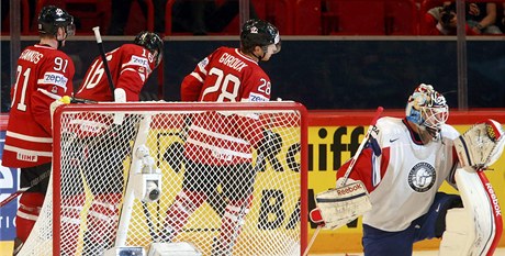 Hokejisté Kanady slaví gól do sít Norska.