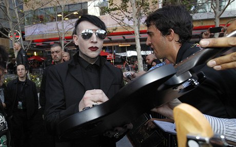 Marilyn Manson podepisuje divákm jejich kytary.