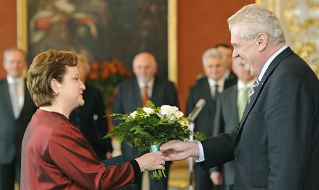 Nová ústavní soudkyn Milada Tomková pijímá gratulaci od prezidenta Zemana.