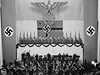Architektonický skvost si oblíbil i Reinhard Heydrich. Na snímku oslava Dne hrdin v roce 1941.
