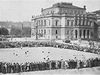 Rudolfinum jako sídlo parlamentu. V roce 1924 bylo svdkem i zápasu v házené.