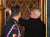 Prezident Milo Zeman odemyká komoru s eskými korunovaními klenoty.