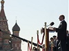 Vladimír Putin promlouvá k vojákm na pehlídce.