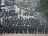 Policisté pipraveni k zásahu proti protestujícím v Dháce.