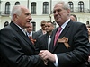 Prezident Zeman se mimo jiné na ruské ambasád setkal se svým pedchdcem ve funkci Václavem Klausem.