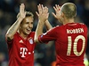 Radost fotbalist Bayernu Mnichov Arjena Robbena (vpravo) a Rafinhy