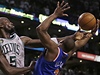 Basketbalista New Yorku Knicks Raymond Felton (vpravo) a Kevin Garnett z Bostonu Celtics