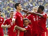 Fotbalista Bayernu Mnichov Mario Gómez (uprosted) slaví gól