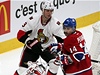eský hokejista Montrealu Canadians Tomá Plekanec (vpravo) a Marc Methot z Ottawy Senators