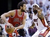 Basketbalista Miami Heat LeBron James (vpravo) a Marco Belinelli z chicaga Bulls